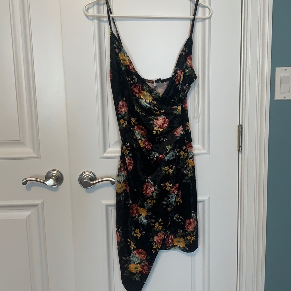 White Lotus Velvet Mini